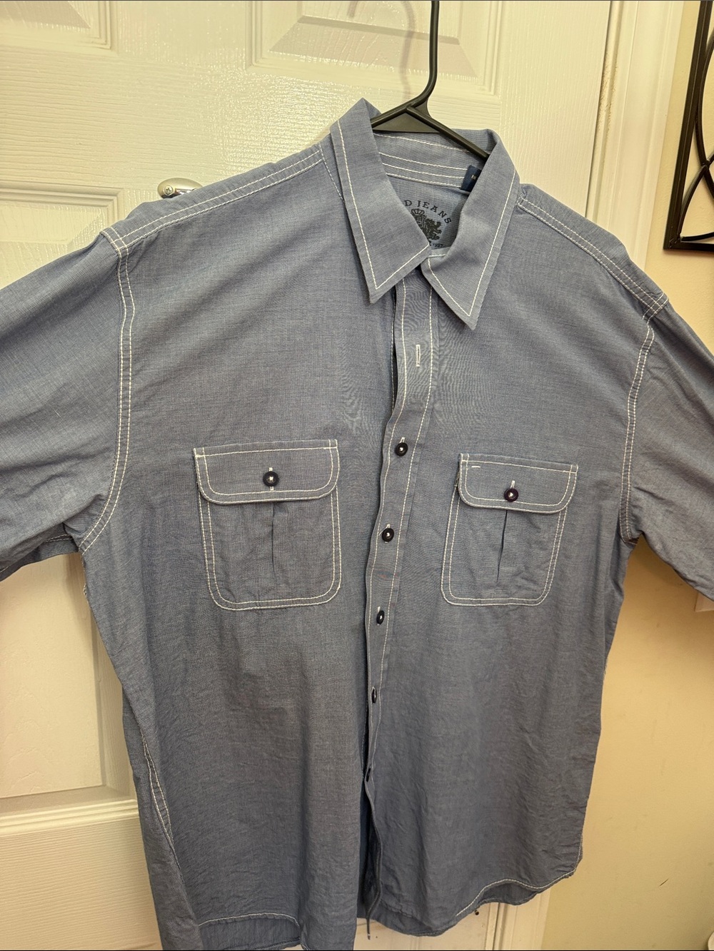 Izod Men's Blue Short-Sleeve Button-Up Shirt with Contrast Stitching
